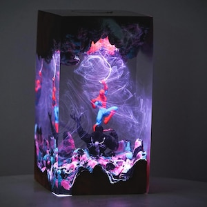 PREMIUM S.pid.er-M.an vs V.en.om Lamp – Handmade Superhero Battle Resin Lamp – Epic Clash Scene & Unique Gift for Comic Fans