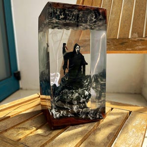 EXKLUSIVE handgemachte gruselige Halloween-Harzlampe, Horrorfilm-Sammlerlicht, einzigartiges Halloween-Dekor für Fans