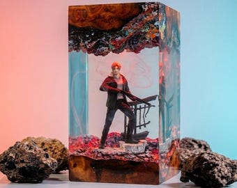 Leon Kennedy Resin Lamp| Fanmade Resident Evil Gaming Collectible Display | Handcrafted Epoxy Night Light | Gift for Action Fan