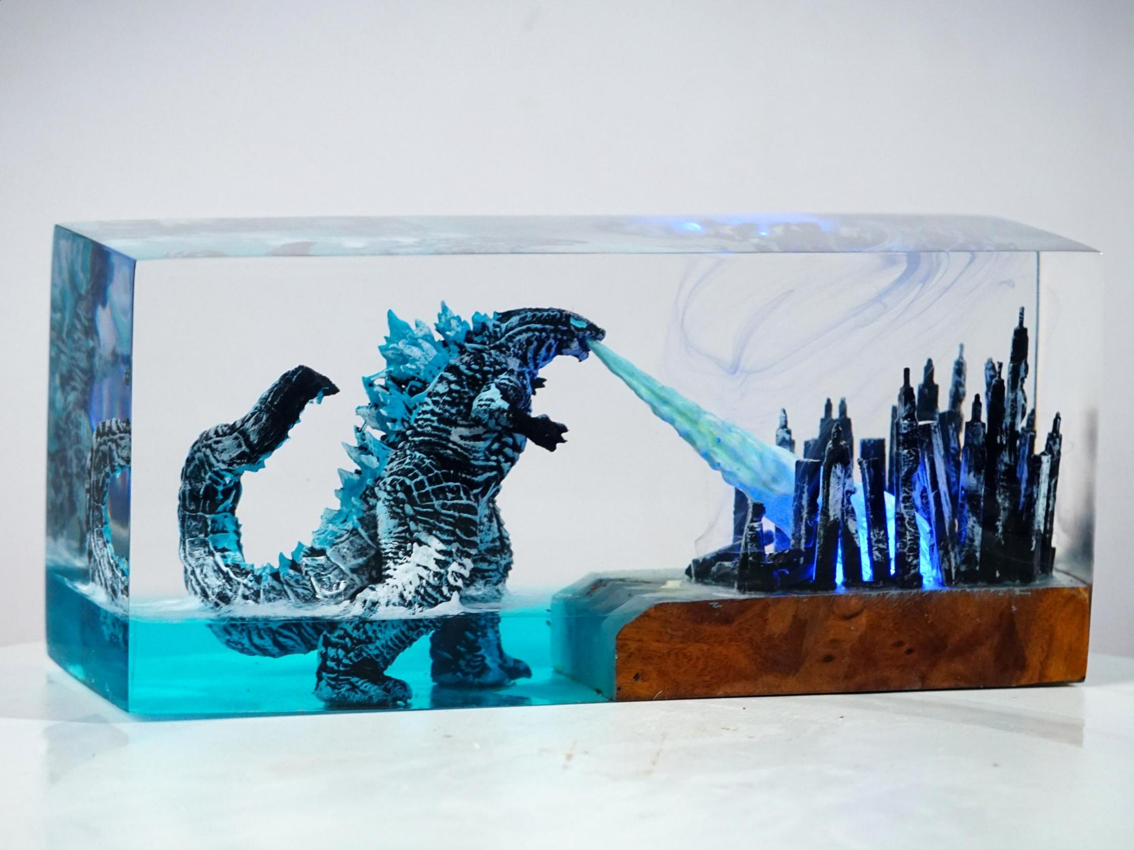 PREMIUM Kai.ju Titan Giant monster Resin Lamp – Handmade Cityscape Diorama Light Inspired by Legendary Monsters