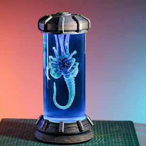 NEW Alien Facehugger Resin Night Light, Sci-fi Horror Capsule Lamp ...