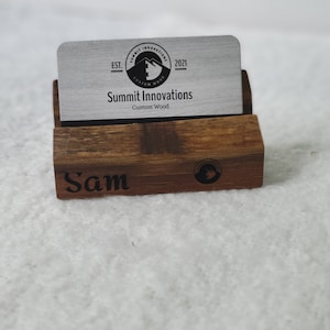 Porte-cartes de visite personnalisé en bois de noyer pour cartes de visite Essentiels de bureau Cadeaux pour patron Déco de bureau pour bureau