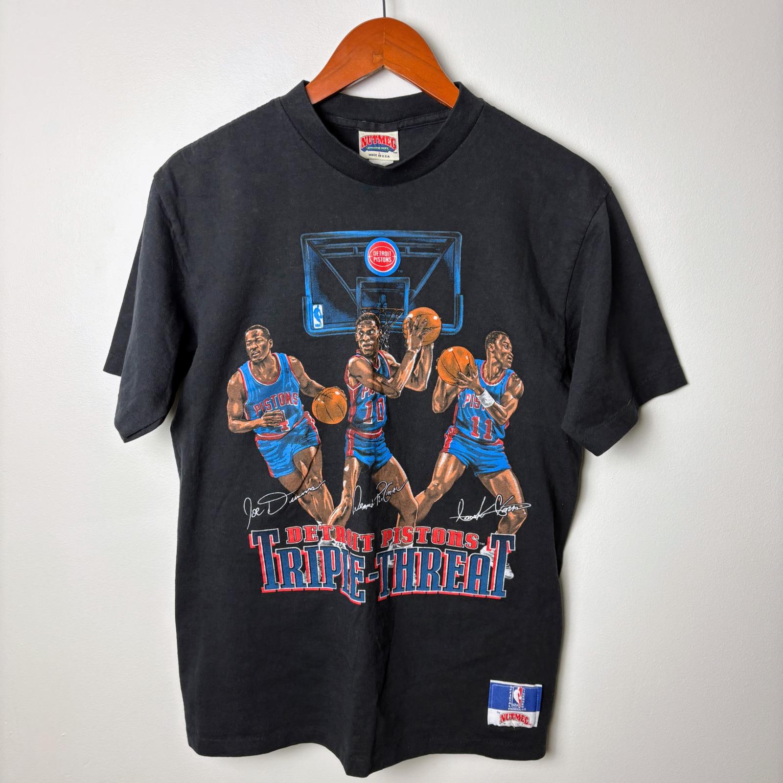 VTG NBA DETROIT PISTONS  NUTMEG ナツメグ Nutmeg Vintage Detroit Pistons Triple Threat NBA Graphic T