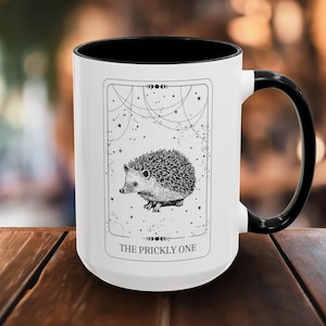 Mug personnalisable en céramique avec carte de tarot hérisson 11 oz, 15 oz | Cadeau drôle de tasse de café pour le meilleur ami | Joli cadeau de sorcière pour maman cochon des haies