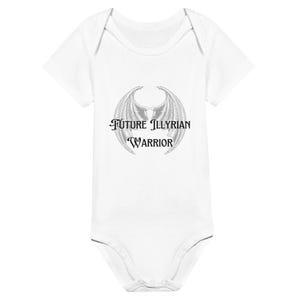 Puede incluir: Un body blanco para bebé con un diseño de alas grises y el texto "FUTURE ILYYRIAN WARRIOR" en negro.