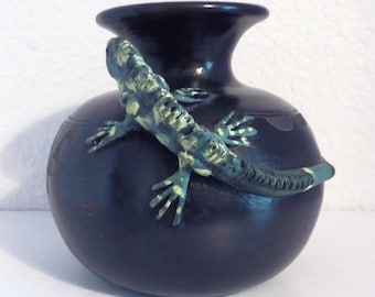 Vintage P Mateos Handmade Black Pot with Green Iguana, Black Pottery Vase with Green Lizard