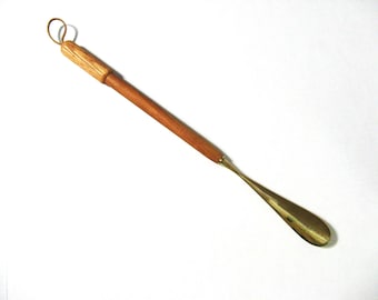 Shoehorn Long Reach Made of Cherry with an Oak Handle HD