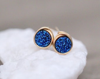 Kleine Druzy Ohrstecker, Blaue Druzy Ohrringe, 6 mm rohe Geoden