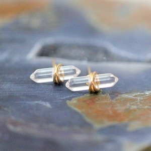 Puces d&#39;oreilles barres en cristal, pierres précieuses de quartz pointues, bijoux bohèmes minimalistes - Crest