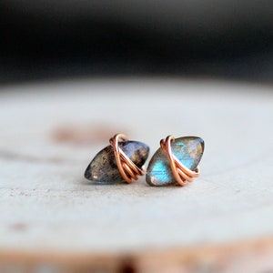 ラブラドライトのゴールドスタッド、ポイントスタッドイヤリング、ローズまたはシルバーでラッピングされた宝石のボヘミアンジュエリー