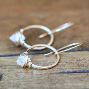 Orecchini a cerchio con diamanti Herkimer, cerchi martellati, punte di cristallo di quarzo