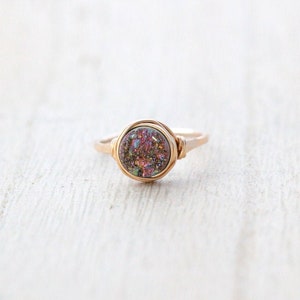 Anillo apilable Druzy, cuarzo arcoíris en oro, plata de ley, rosa, anillos apilables envueltos en bisel de cristal crudo Drusy redondo - Unicornio