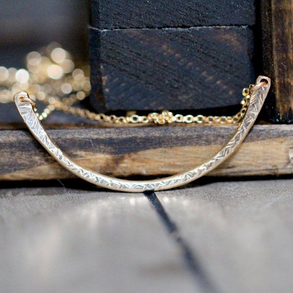 Halskette mit gebogenem Stab, Gold überlagerte Minimalist-Halskette, strukturierter Anhänger, Rose, Sterlingsilber, Halbkreis-Mond - Konturbogen