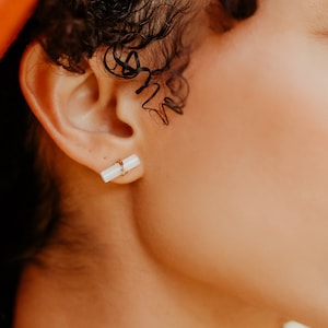 Mondstein Bar Ohrstecker, Weiße Stein Ohrringe, Gold Rose oder Sterling Silber Wrap - Birke