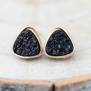 Triangelformade örhängen, svarta druzy-smycken, guldrosa silver, trådlindad rå geode - Eclipse