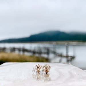 Herkimer-Diamant-Ohrstecker, minimalistischer Geburtsstein nach dem April-Geburtsstein, 14-karätiges Gold gefülltes Rosé-Sterlingsilber gesehen im Blog Small Things. 14k Gold Fill