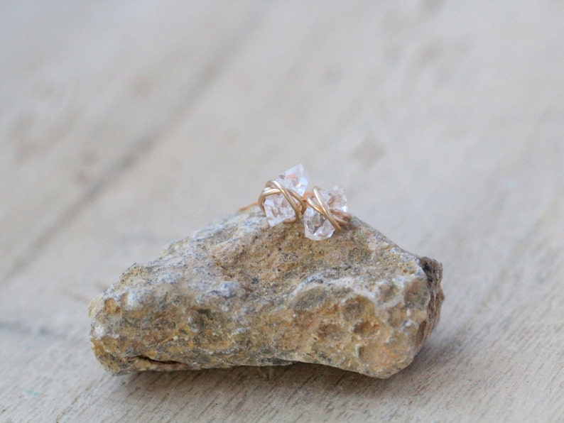 Herkimer-Diamant-Ohrstecker, minimalistischer Geburtsstein nach dem April-Geburtsstein, 14-karätiges Gold gefülltes Rosé-Sterlingsilber gesehen im Blog Small Things. Bild 9