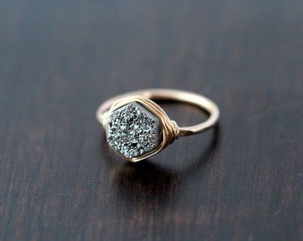 Sechseck Druzy Ring, Silber Kristall Edelstein Lünette eingewickelter Stapelring in Silber, 14k Gold Filled, Rose, Geometrischer Minimalistischer Schmuck