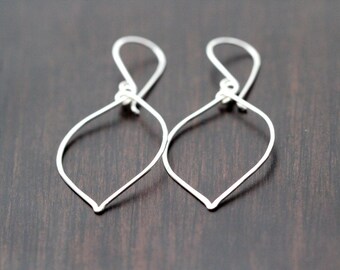 Aros de hoja de plata, pendientes ligeros martillados, joyería minimalista de plata de ley, estilo floral bohemio.