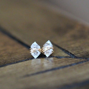 Herkimer-Diamant-Ohrstecker, minimalistischer Geburtsstein nach dem April-Geburtsstein, 14-karätiges Gold gefülltes Rosé-Sterlingsilber gesehen im Blog Small Things. Bild 1