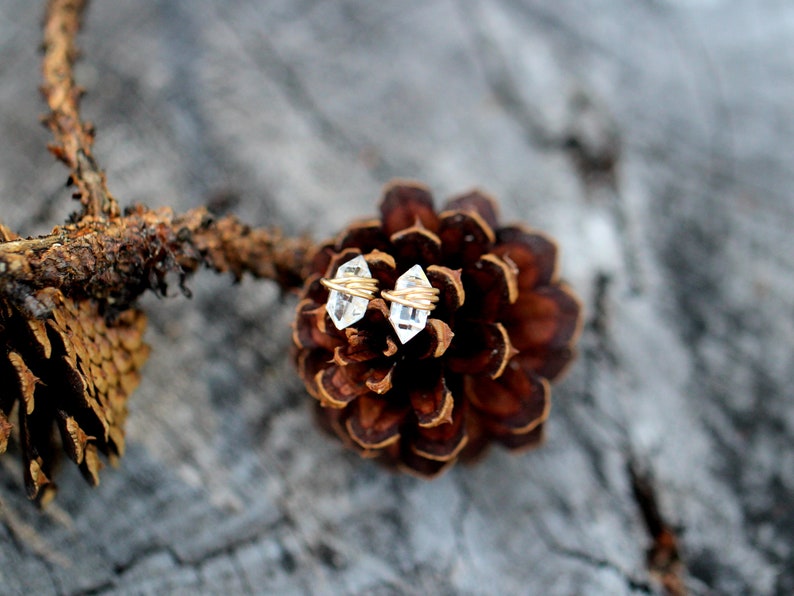 Herkimer-Diamant-Ohrstecker, minimalistischer Geburtsstein nach dem April-Geburtsstein, 14-karätiges Gold gefülltes Rosé-Sterlingsilber gesehen im Blog Small Things. Bild 2