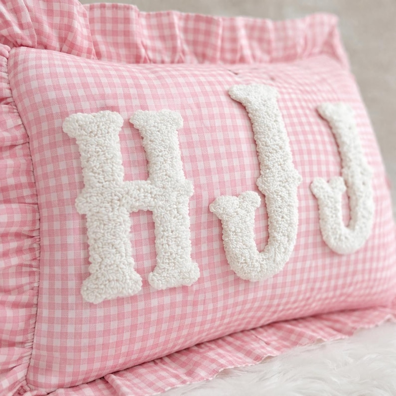 Funda de almohada con monograma personalizado: Cojín con inicial para decoración universitaria y de dormitorio a cuadros imagen 8