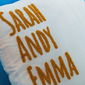 Almohada con nombres familiares bordados personalizados, almohada con nombres personalizados, almohada con nombres de nietos, regalo para la abuela, regalo para ella, regalo para mamá imagen 6