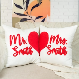 Mr Mrs Lastname besticktes Kissen mit Herz, Paarbettwäsche, Geschenk für Frau, Geburtstagsgeschenk, Geschenkidee zum Valentinstag, personalisiertes Geschenk