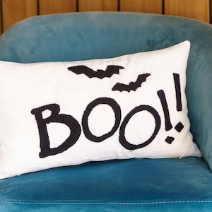 Decoración de Halloween con bordado BOO, almohada de Halloween, regalo de Halloween, almohada BOO, decoración de Halloween, decoración de octubre, decoración de otoño, almohada decorativa