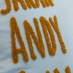 Almohada con nombres familiares bordados personalizados, almohada con nombres personalizados, almohada con nombres de nietos, regalo para la abuela, regalo para ella, regalo para mamá imagen 5