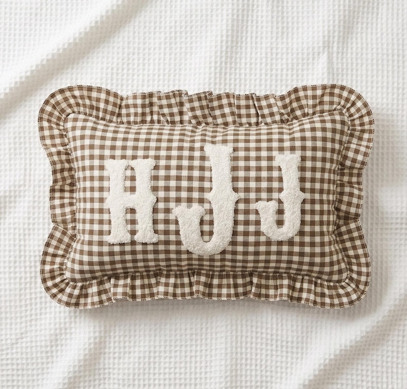 Funda de almohada con monograma personalizado: Cojín con inicial para decoración universitaria y de dormitorio a cuadros imagen 10