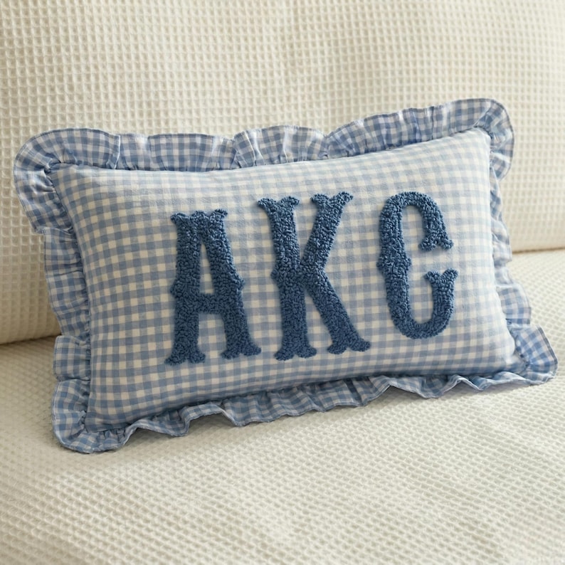 Funda de almohada con monograma personalizado: Cojín con inicial para decoración universitaria y de dormitorio a cuadros imagen 4