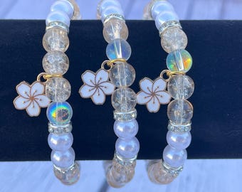 Pulsera con dije de flor blanca