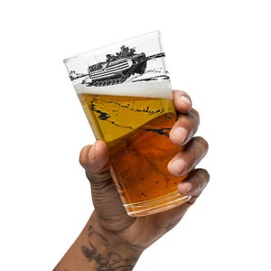 Vaso de cerveza USMC AAV – Amtrac en olas oceánicas con escena de playa – Arte de la Marina de Asalto Anfibio – Brillo dorado de cerveza – Regalo de bar para veteranos