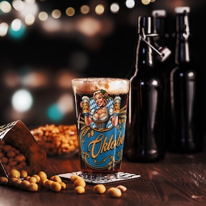 Oktoberfest Bierglas – Drindlmädchen mit Maßkrug, Ornament, Hopfen & Fass – Bierglas – Prost Geschenk – Bayerische Barware
