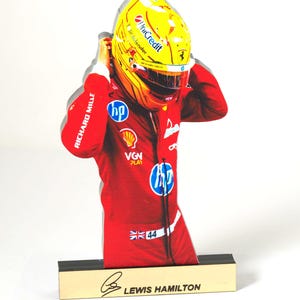 Ferrari 2025 de Lewis Hamilton con firma de plexiglás plano decorativo 98x62x8mm