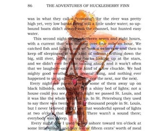 Puede incluir: Una página de un libro con una ilustración de un hombre con un sombrero de paja y una camisa roja. El texto en la página dice "Las Aventuras de Huckleberry Finn" e incluye un pasaje sobre un viaje en barco por la noche.
