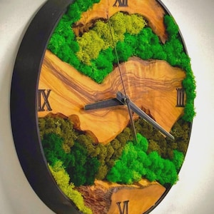 Wandklok Olijfhout & Rendiermos | Gepersonaliseerd Huwelijkscadeau | Duurzame Wanddecoratie | Uniek Cadeau voor Koppel | Handgemaakt Design