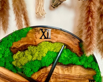 30 or 40 cm rustic wooden wall clocks with preserved moss – handmade, natural, modern materials for your home.