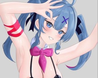 Puede incluir: Un personaje de anime con cabello azul en coletas que lleva un disfraz de conejita negro y rosa. Está sonriendo y tiene una cruz morada en la frente.