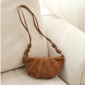 Wildleder Croissant Tasche, Damen Umhängetasche, Halbmond Schultertasche, Schultertasche, Schicke Alltagstasche, Cross body Tasche, Wildleder Satteltasche