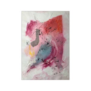 Op de afbeelding: Een abstract schilderij op een witte achtergrond met gelaagde wassingen van roze, magenta en oranje verf. De compositie bevat een centrale blauwgrijze vorm, een klein geel accent en verspreide zwarte inktspatten en dunne lijnen.
