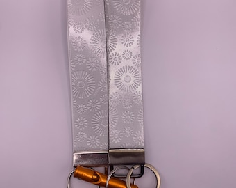 Pure Daisy Glow Wristlet Keychain, Handmade Wristlet Keychain for Women, Unique Floral Wristlet, Nature Wristlet Keychain