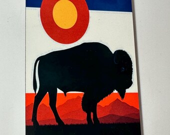 Aventura con búfalos, etiqueta de equipaje, Colorado, puesta de sol y diseño de montaña