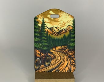 Etiqueta de viaje para ciclismo de montaña / Identificación de equipaje con diseño de bosque de pinos y senderos / Bolsillo trasero seguro con malla de privacidad / Regalo para ciclistas de montaña