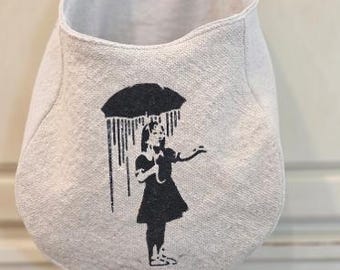 Grand porte-moufles Silhouette, en tissu de sac à grains, représentant une fillette sous la pluie avec un parapluie, pochette murale à suspendre