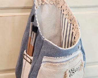 Grande pochette murale en denim de coton bleu, idéale pour les fournitures artistiques et le rangement de livres.