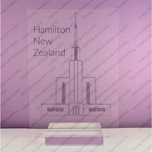 Puede incluir: Un dibujo de línea de un edificio alto con una aguja en la parte superior. El edificio está etiquetado como "Hamilton Nueva Zelanda".