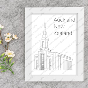 Puede incluir: Un dibujo en blanco y negro de líneas del Templo de Auckland, Nueva Zelanda. El templo es un edificio grande con una torre alta y una base rectangular. El dibujo está enmarcado en un marco blanco.