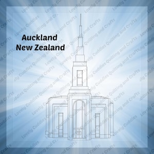 Puede incluir: Un dibujo a línea del Templo de Auckland, Nueva Zelanda, de La Iglesia de Jesucristo de los Santos de los Últimos Días. El templo es blanco con una alta aguja y dos torres más pequeñas a cada lado. El templo está sobre un fondo azul y blanco.